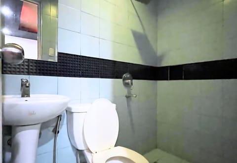 Fiesta Room (No Window) | Bathroom | Shower, rainfall showerhead, free toiletries, hair dryer