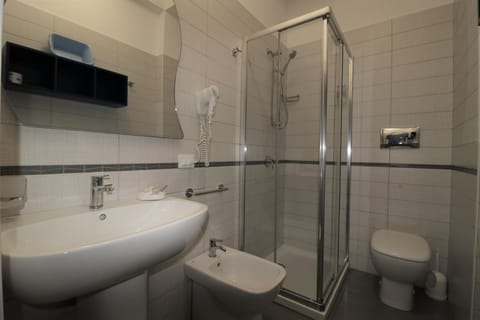 Standard Double Room, 1 Queen Bed, Non Smoking, Ensuite | Bathroom | Shower, rainfall showerhead, free toiletries, hair dryer