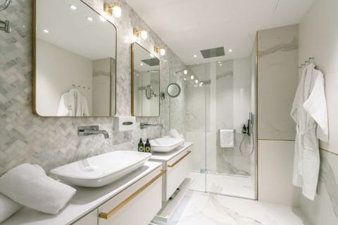 Grand Room | Bathroom | Hair dryer, bathrobes, slippers, bidet