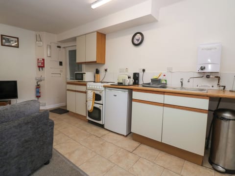 Cottage | Private kitchen | Fridge, electric kettle, toaster, cookware/dishes/utensils