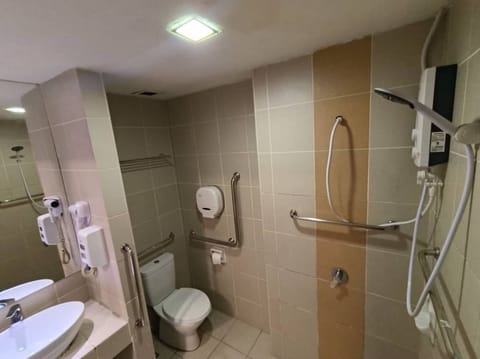 Deluxe Queen Room With Window | Bathroom | Shower, free toiletries, hair dryer, bidet