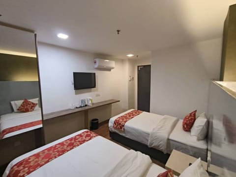 Deluxe Twin Room With Window | In-room safe, desk, free WiFi, bed sheets