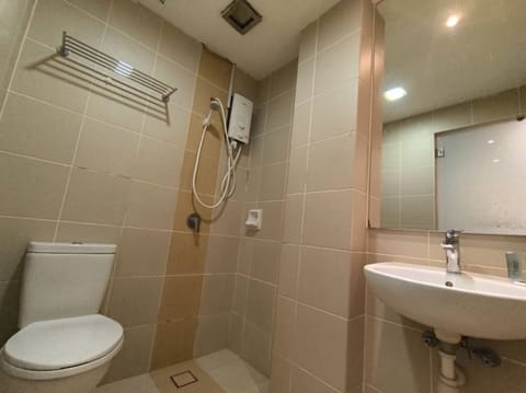 Deluxe Twin Room With Window | Bathroom | Shower, free toiletries, hair dryer, bidet