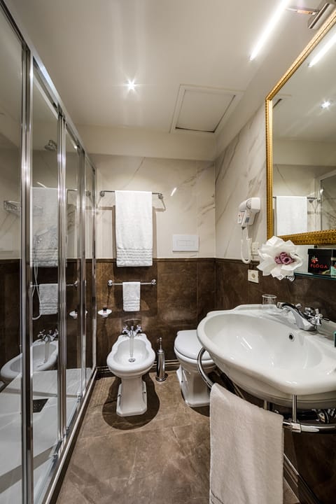 Classic Single Room | Bathroom | Combined shower/tub, eco-friendly toiletries, hair dryer, bathrobes