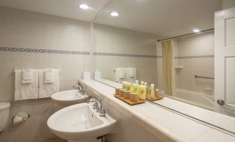 Club Room, Garden View | Bathroom | Free toiletries, hair dryer, bathrobes, towels