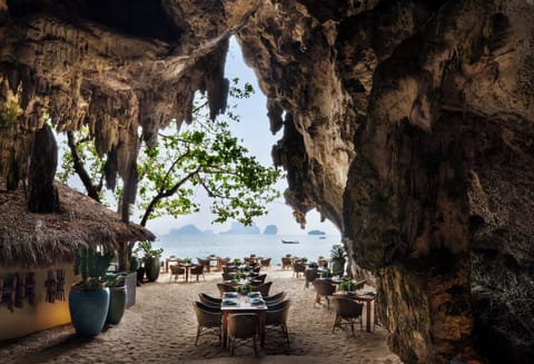 4 restaurants, breakfast, lunch, dinner served; international cuisine