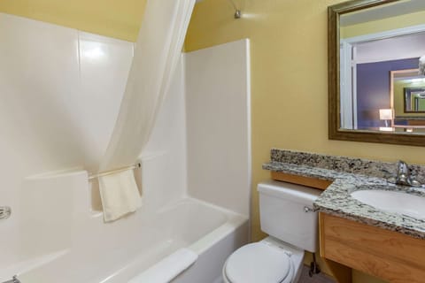 Standard Room, 1 Queen Bed, Non Smoking | Bathroom | Combined shower/tub, hair dryer, towels