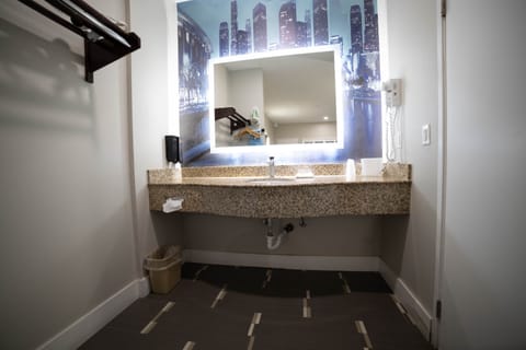 Deluxe Room | Bathroom | Combined shower/tub, free toiletries, hair dryer, towels