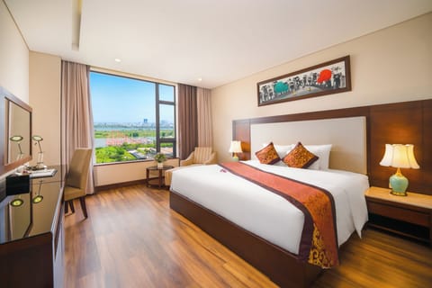 Premier Deluxe Double Room | Minibar, in-room safe, blackout drapes, soundproofing