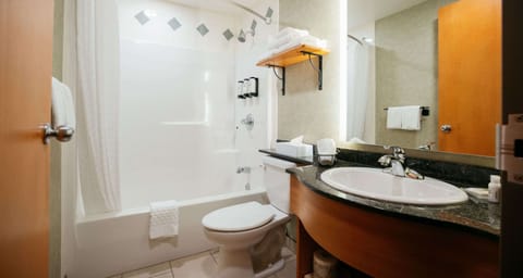 Suite, 1 Queen Bed, Non Smoking, Balcony (2nd Floor) | Bathroom | Combined shower/tub, free toiletries, hair dryer, towels