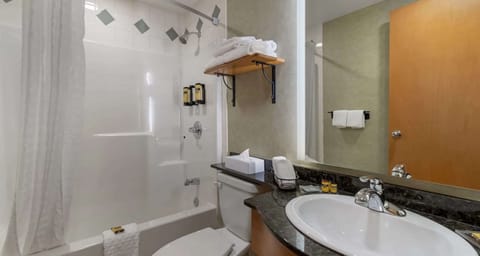 Suite, 1 Queen Bed with Sofa bed, Non Smoking, Refrigerator & Microwave (with Sofabed) | Bathroom | Combined shower/tub, free toiletries, hair dryer, towels