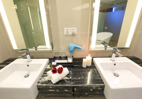 Premier Suite | Bathroom | Shower, hair dryer, towels