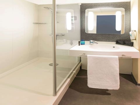 Standard Room, 1 Double Bed | Bathroom | Eco-friendly toiletries, hair dryer, towels