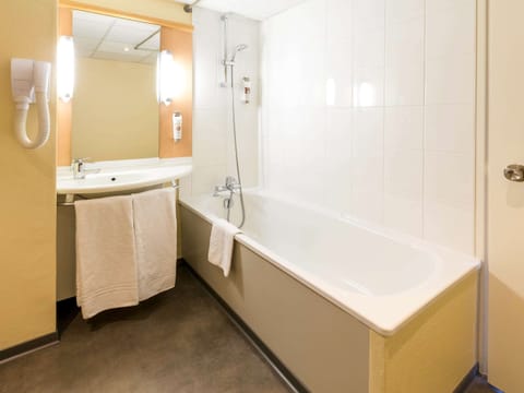 Standard Room, 1 Double Bed | Bathroom | Eco-friendly toiletries, hair dryer, towels