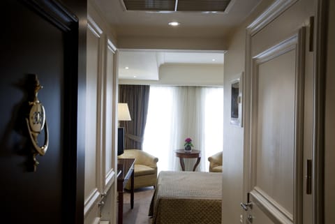 Standard Room, Acropolis View | Minibar, in-room safe, desk, blackout drapes