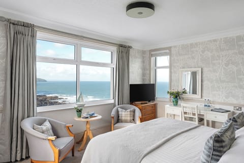 Deluxe Double Room, 1 Double or 2 Twin Beds, Sea View | Individually decorated, individually furnished, iron/ironing board