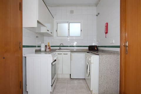 Elite Studio | Private kitchen | Microwave, cookware/dishes/utensils