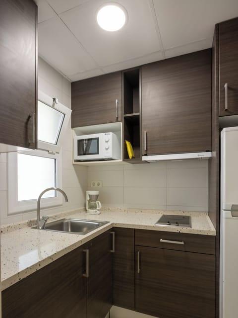 Family Apartment | Private kitchen | Full-size fridge, microwave, stovetop, cookware/dishes/utensils