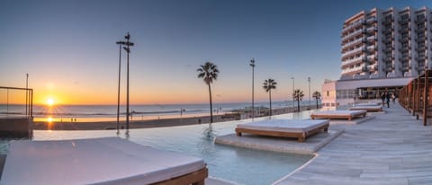 Seasonal outdoor pool, pool umbrellas, sun loungers