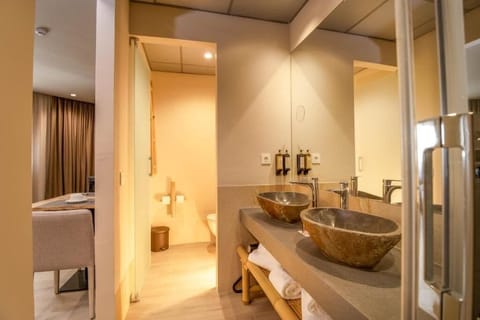Apartment | Bathroom | Shower, hair dryer, bidet, towels