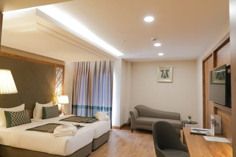Deluxe Twin Room | Premium bedding, down comforters, memory foam beds, minibar