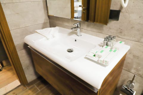 Comfort Double Room | Bathroom | Rainfall showerhead, free toiletries, hair dryer, bathrobes