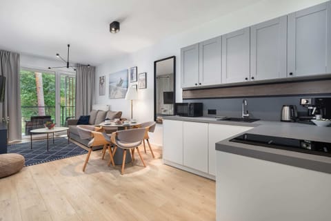 Kitchenette with plenty of kitchen utensils and dishes. 