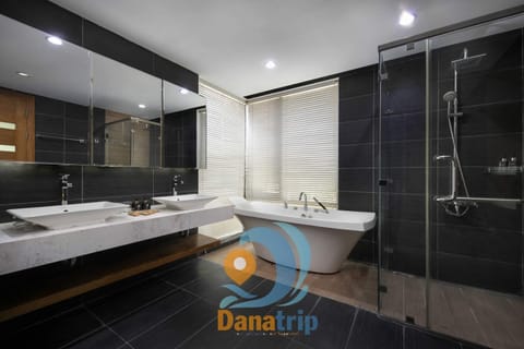 Deluxe 4BR L-shape pool villa | Bathroom | Hydromassage showerhead, designer toiletries, hair dryer, slippers