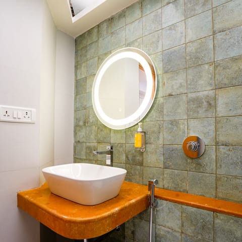 Deluxe Double Room | Bathroom | Shower, rainfall showerhead