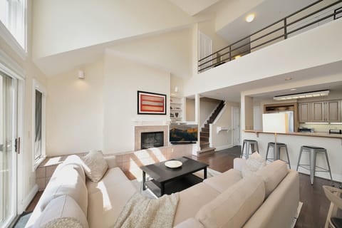 Living Room - Blue Mesa 4 A True Ski Hike Bike Dine Enjoy In and - Spacious living room with 14' vaulted ceilings, private outdoor patio with gas bbq, large sectional sofa, gas fireplace and 47" flat screen tv. - Blue Mesa 4 A True Ski Hike Bike Dine Enjoy In and Out Condo - Vivid Vacation Rentals Telluride