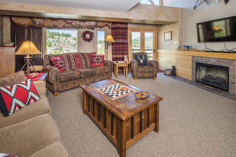 Beautifully appointed top floor condo