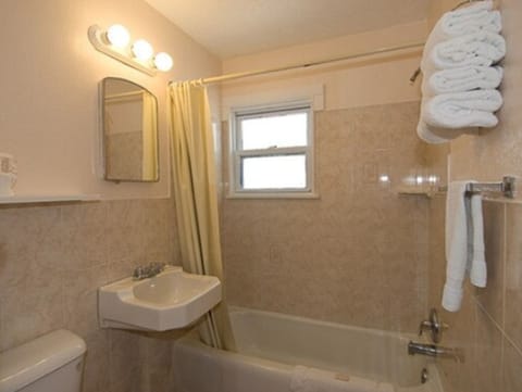 Combined shower/tub, towels