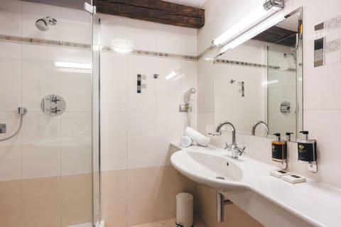 Standard Twin Room | Bathroom | Free toiletries, hair dryer, towels, soap