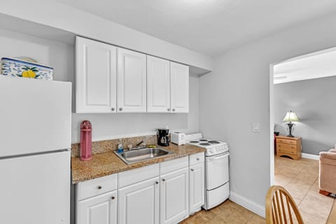 Room | Private kitchen | Microwave, oven, cookware/dishes/utensils, freezer