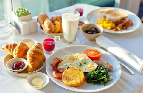 Free daily English breakfast