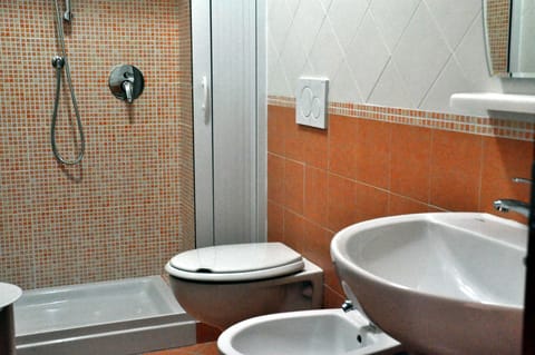 Superior Double or Twin Room, Balcony | Bathroom | Shower, hair dryer, bidet, towels