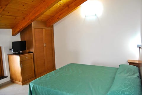 Double Room, Sea View | Desk, cribs/infant beds, rollaway beds, free WiFi