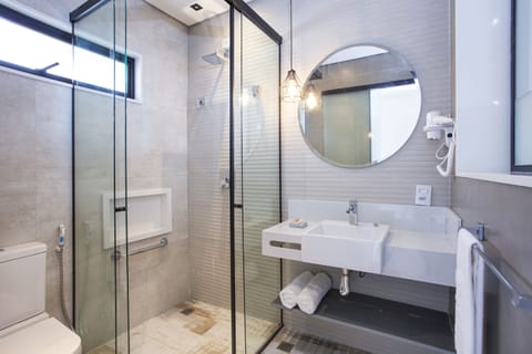 Suite Luxo Frente Mar Casal | Bathroom | Shower, towels