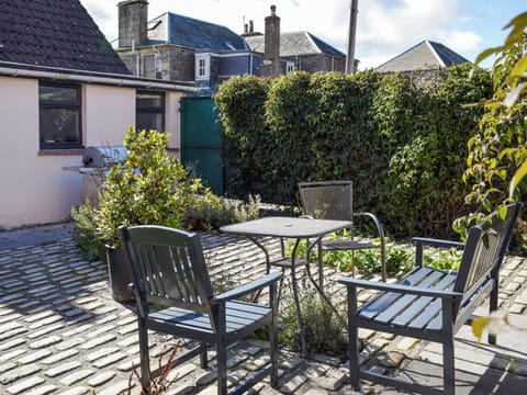 Sitting-out-area | The Old Barn - Blinkbonny Cottages, Auchtermuchty