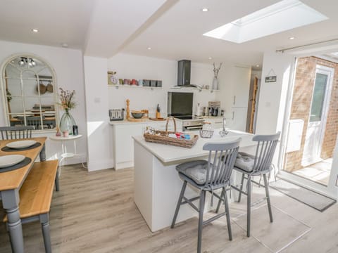 Cottage | Private kitchen | Fridge, dishwasher, electric kettle, toaster