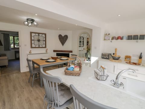 Cottage | Private kitchen | Fridge, dishwasher, electric kettle, toaster