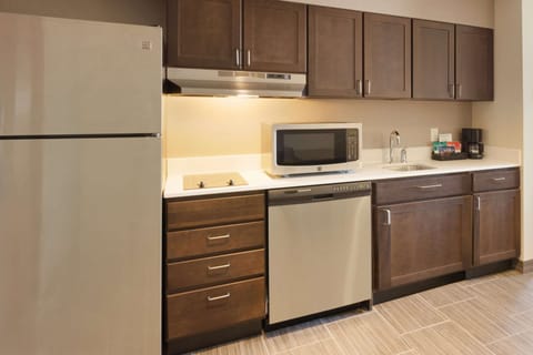 Full-size fridge, microwave, oven, stovetop