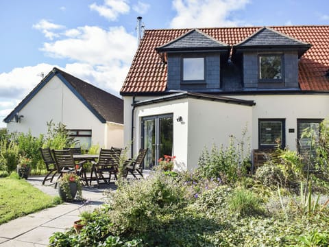 Sitting-out-area | Fieldview - Blinkbonny Cottages, Auchtermuchty