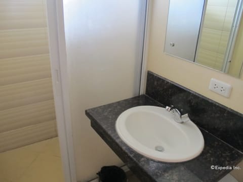 Superior Twin Room | Bathroom sink