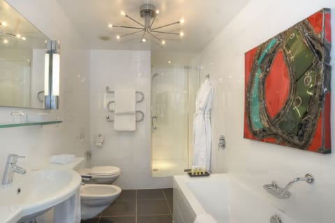 Suite | Bathroom | Free toiletries, hair dryer, bathrobes, slippers