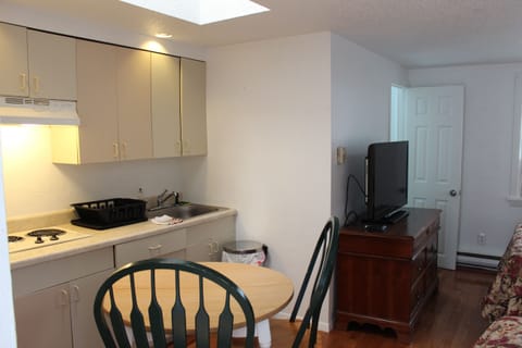 Studio | Private kitchen | Fridge, microwave, ice maker