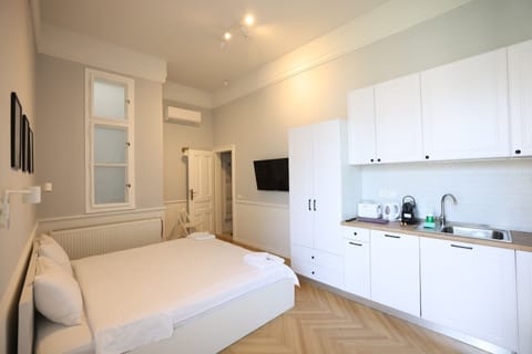 Economy Double Room | Private kitchen | Mini-fridge, stovetop, dishwasher, espresso maker