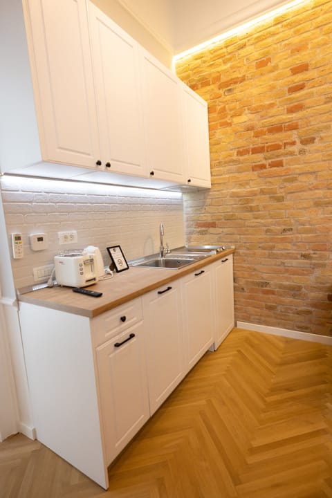 Family Apartment | Private kitchen | Mini-fridge, stovetop, dishwasher, espresso maker