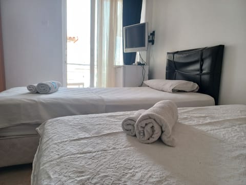 Economy Triple Room | Minibar, laptop workspace, free WiFi, bed sheets