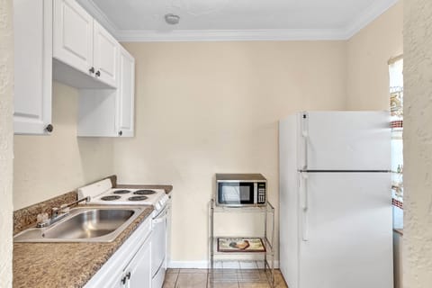 Full-size fridge, microwave, oven, stovetop